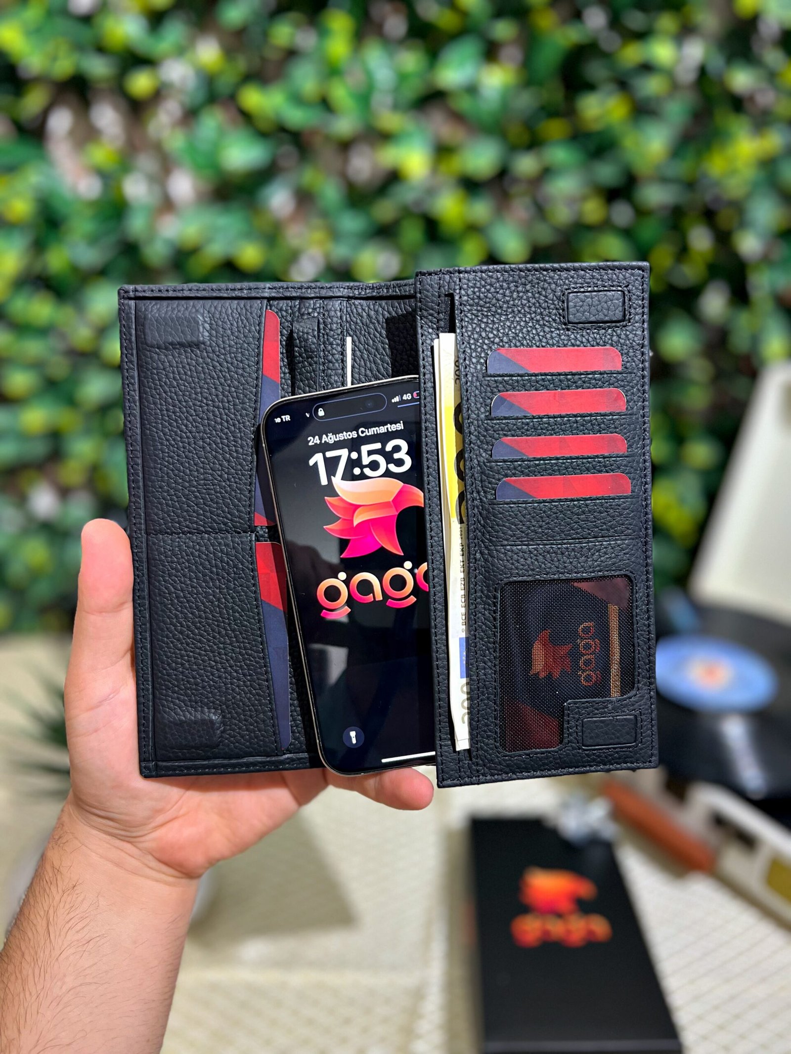 Created with RNI Films app. Profile ‘None’ Telefon Bölmeli Mıknatıslı Cüzdan Ve Kartlık Deri Siyah 1047