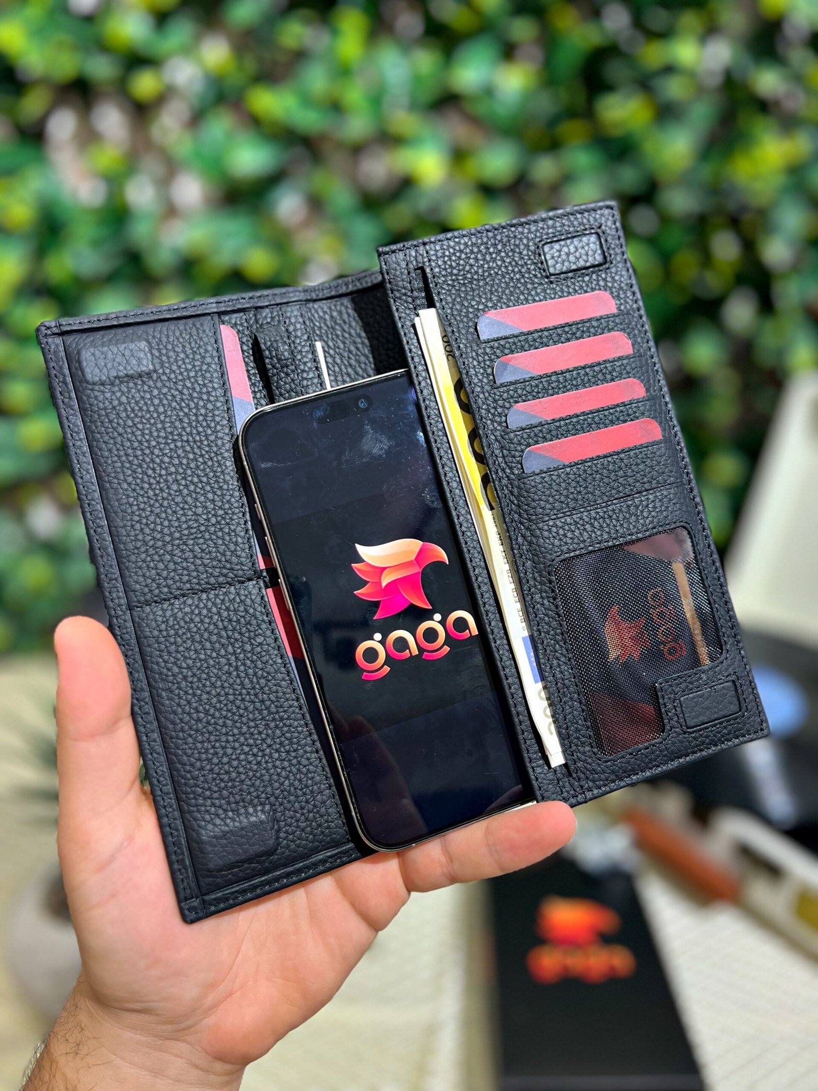 Created with RNI Films app. Profile ‘None’ Telefon Bölmeli Mıknatıslı Cüzdan Ve Kartlık Deri Siyah 1047