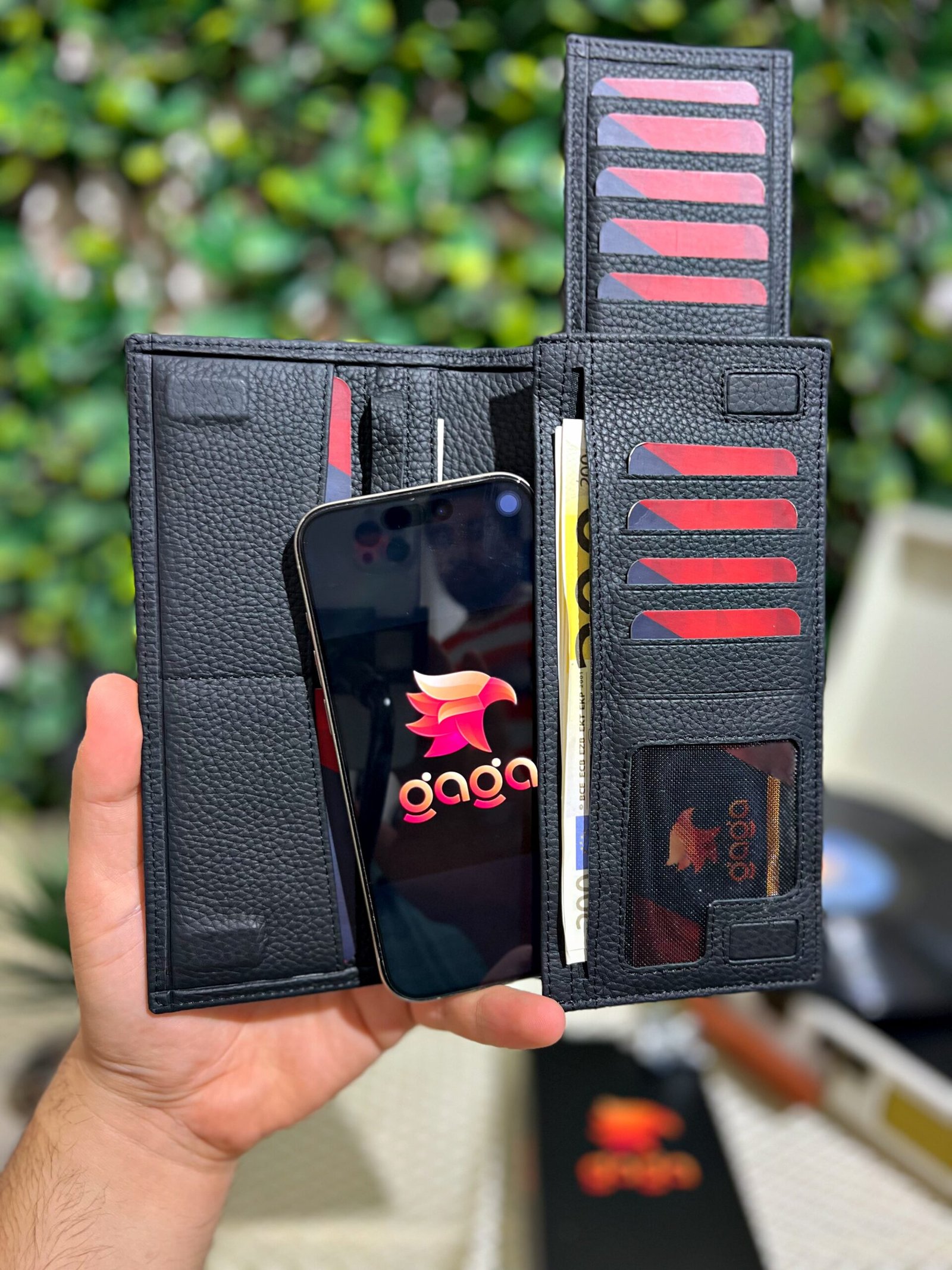 Created with RNI Films app. Profile ‘None’ Telefon Bölmeli Mıknatıslı Cüzdan Ve Kartlık Deri Siyah 1047