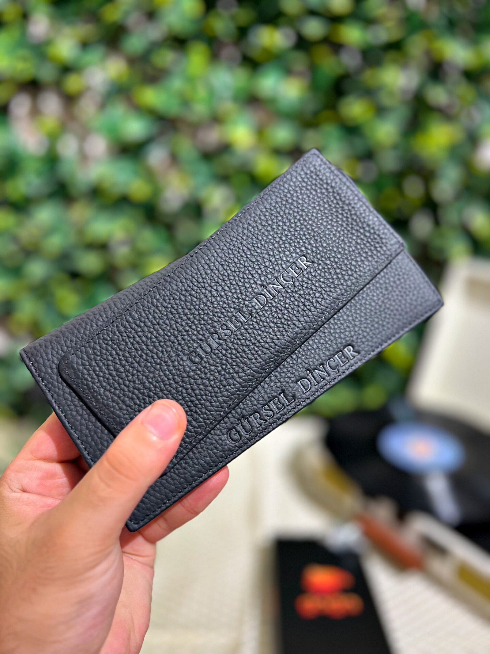 Created with RNI Films app. Profile ‘None’ Telefon Bölmeli Mıknatıslı Cüzdan Ve Kartlık Deri Siyah 1047