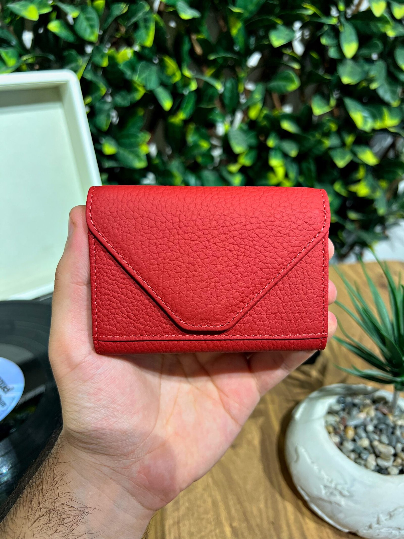 Created with RNI Films app. Profile ‘None’ Akordiyon Kartlık Hakiki Deri Kırmızı 1063