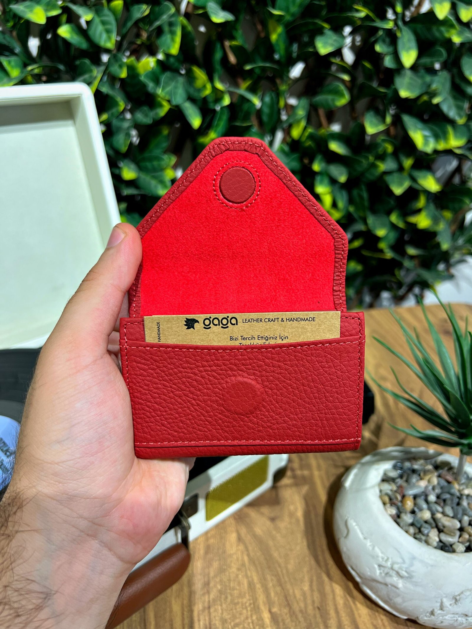 Created with RNI Films app. Profile ‘None’ Akordiyon Kartlık Hakiki Deri Kırmızı 1063