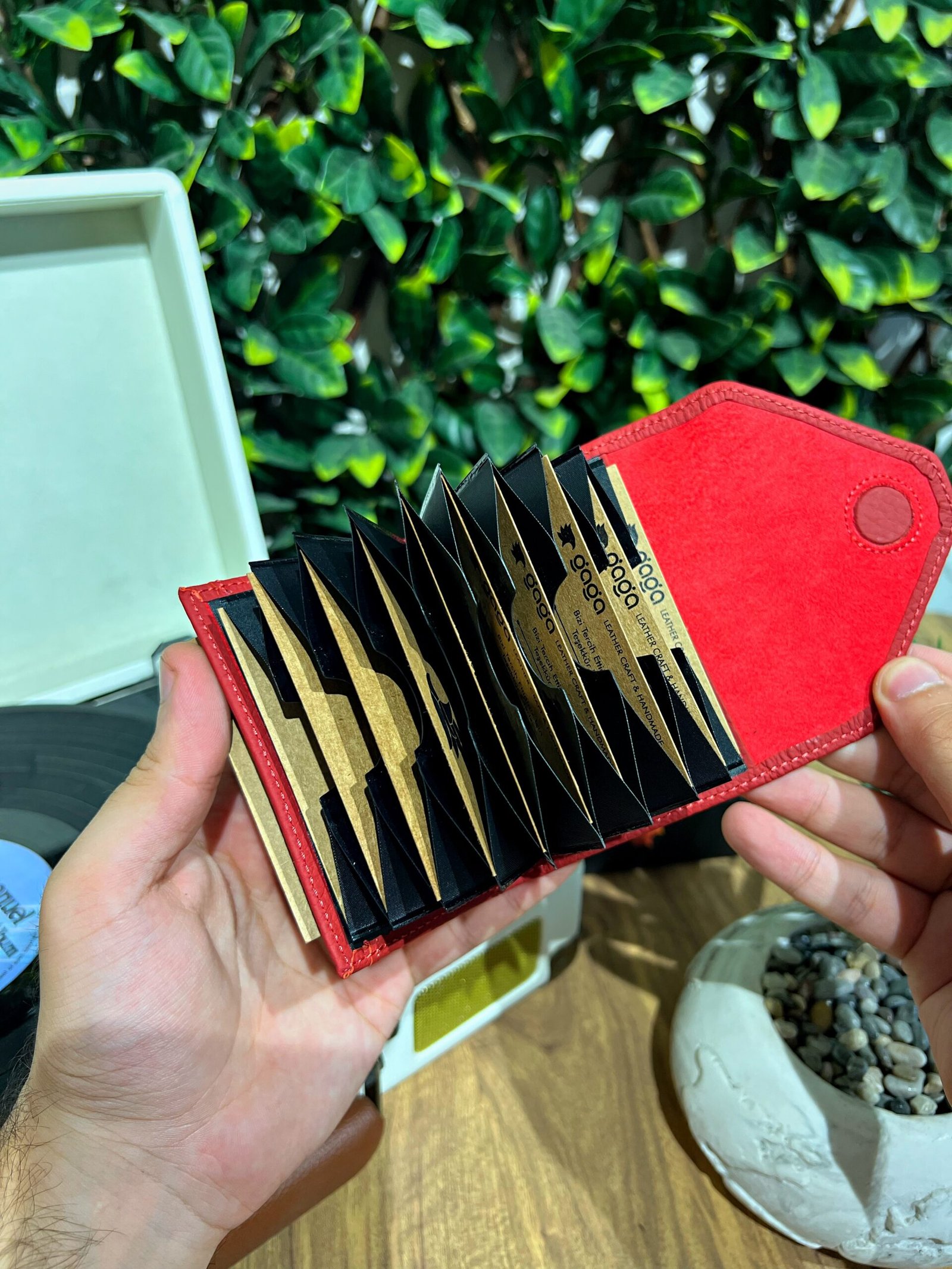 Created with RNI Films app. Profile ‘None’ Akordiyon Kartlık Hakiki Deri Kırmızı 1063