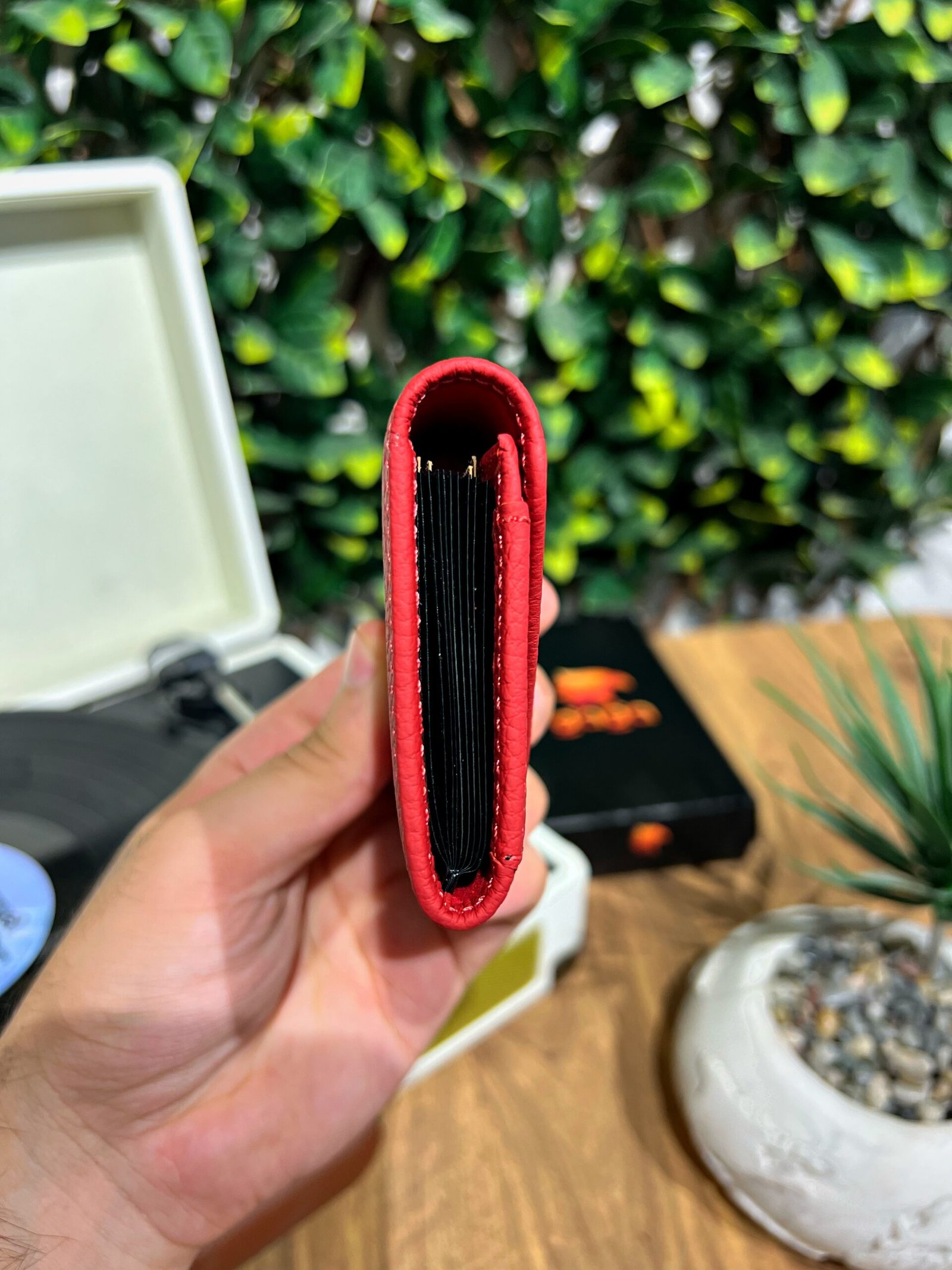 Created with RNI Films app. Profile ‘None’ Akordiyon Kartlık Hakiki Deri Kırmızı 1063