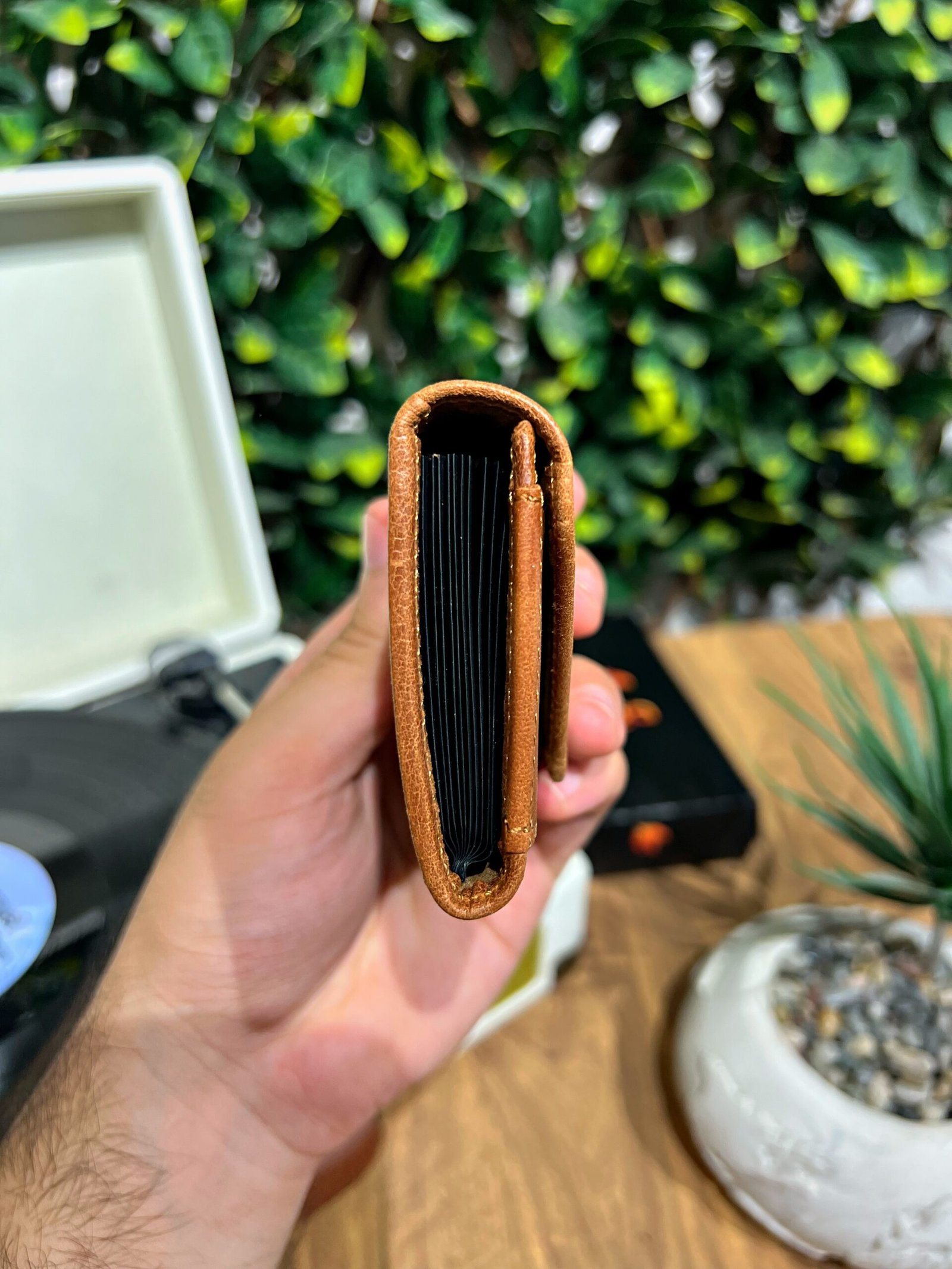 Created with RNI Films app. Profile 'None' Akordiyon Kartlık Hakiki Deri Taba 1063