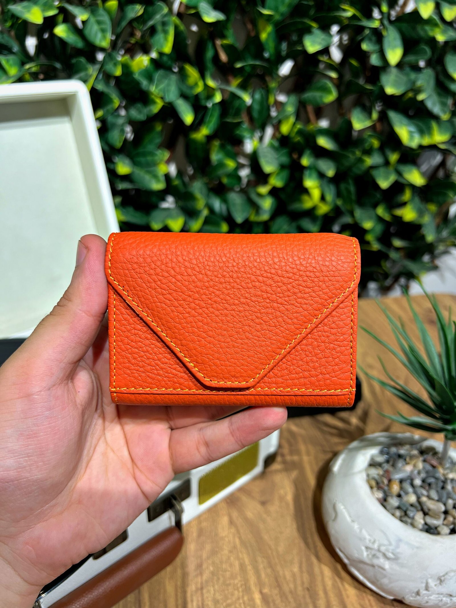 Created with RNI Films app. Profile 'None' Akordiyon Kartlık Hakiki Deri Turuncu 1063