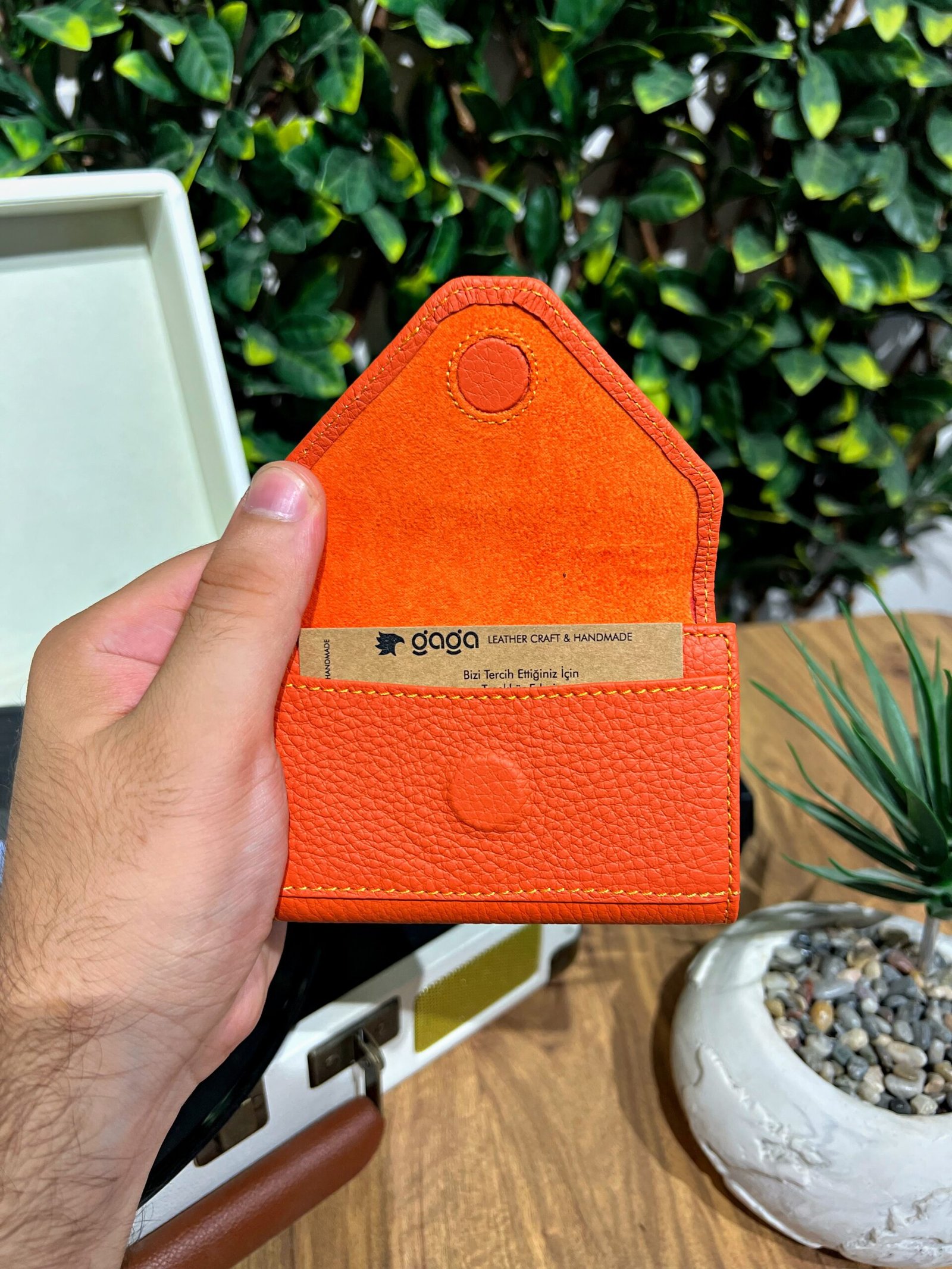 Created with RNI Films app. Profile 'None' Akordiyon Kartlık Hakiki Deri Turuncu 1063