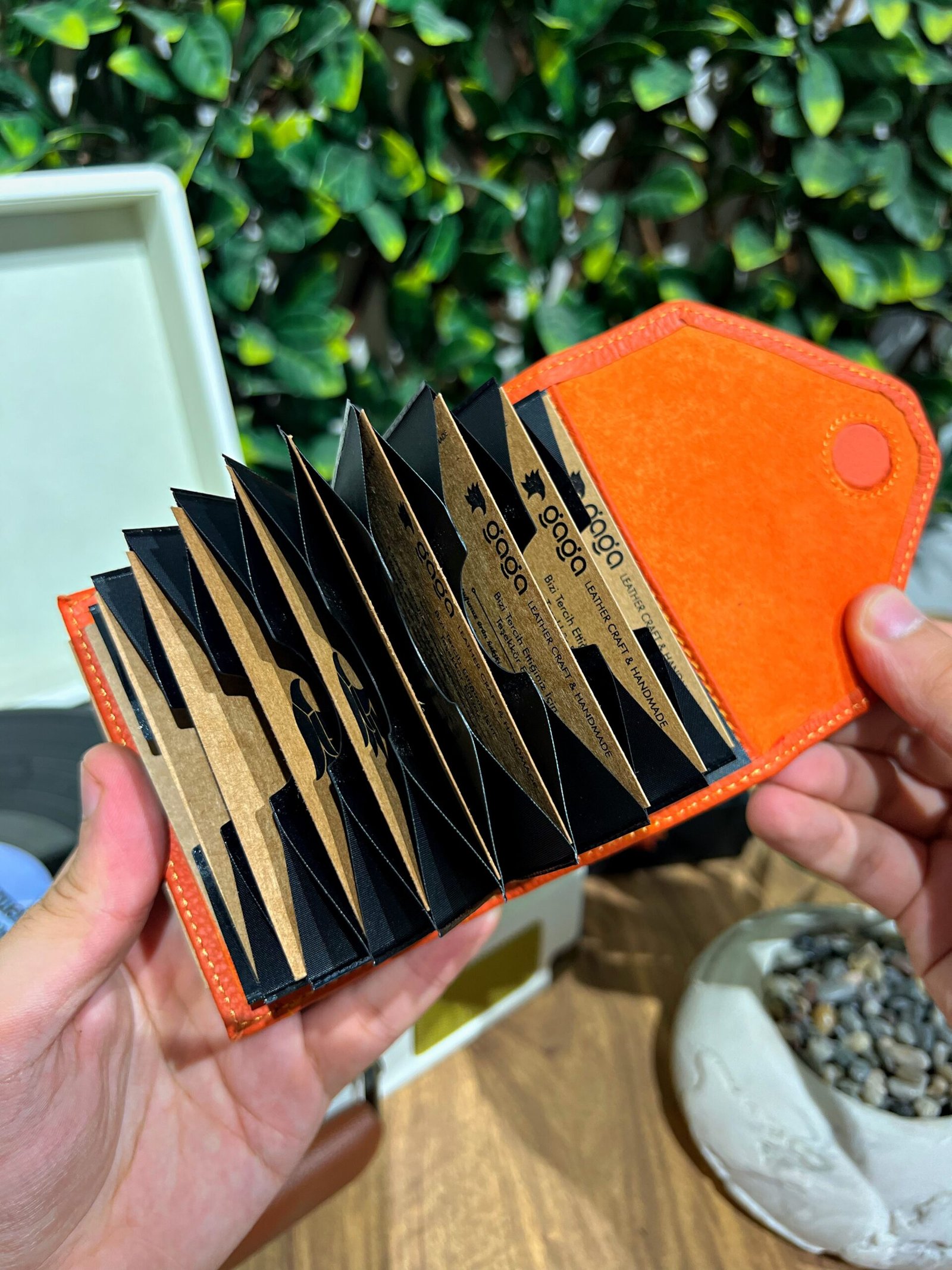 Created with RNI Films app. Profile 'None' Akordiyon Kartlık Hakiki Deri Turuncu 1063