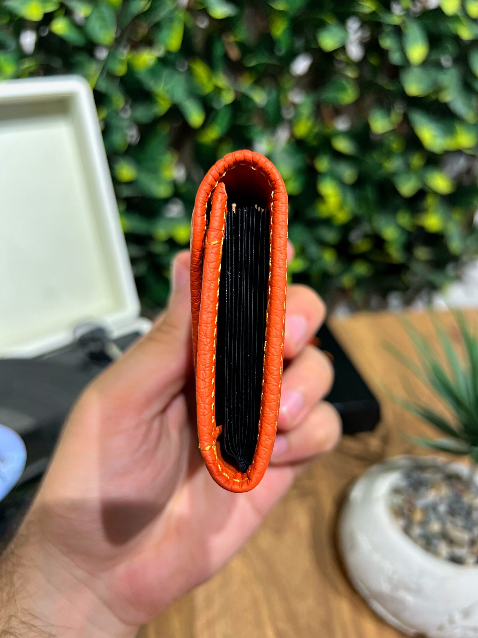 Created with RNI Films app. Profile 'None' Akordiyon Kartlık Hakiki Deri Turuncu 1063