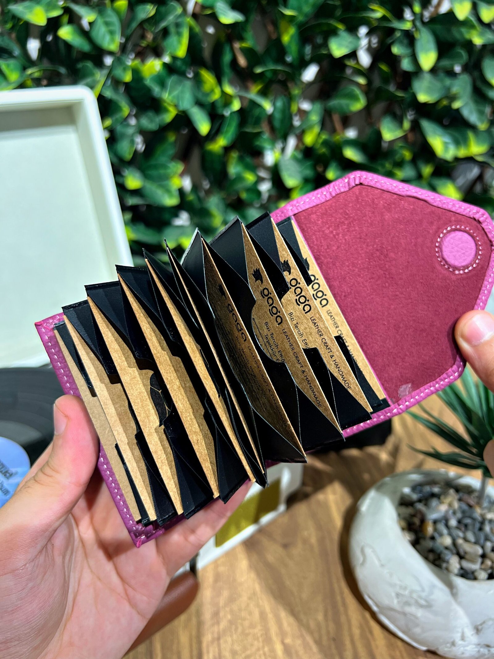 Created with RNI Films app. Profile 'None' Akordiyon Kartlık Hakiki Deri Pembe 1063