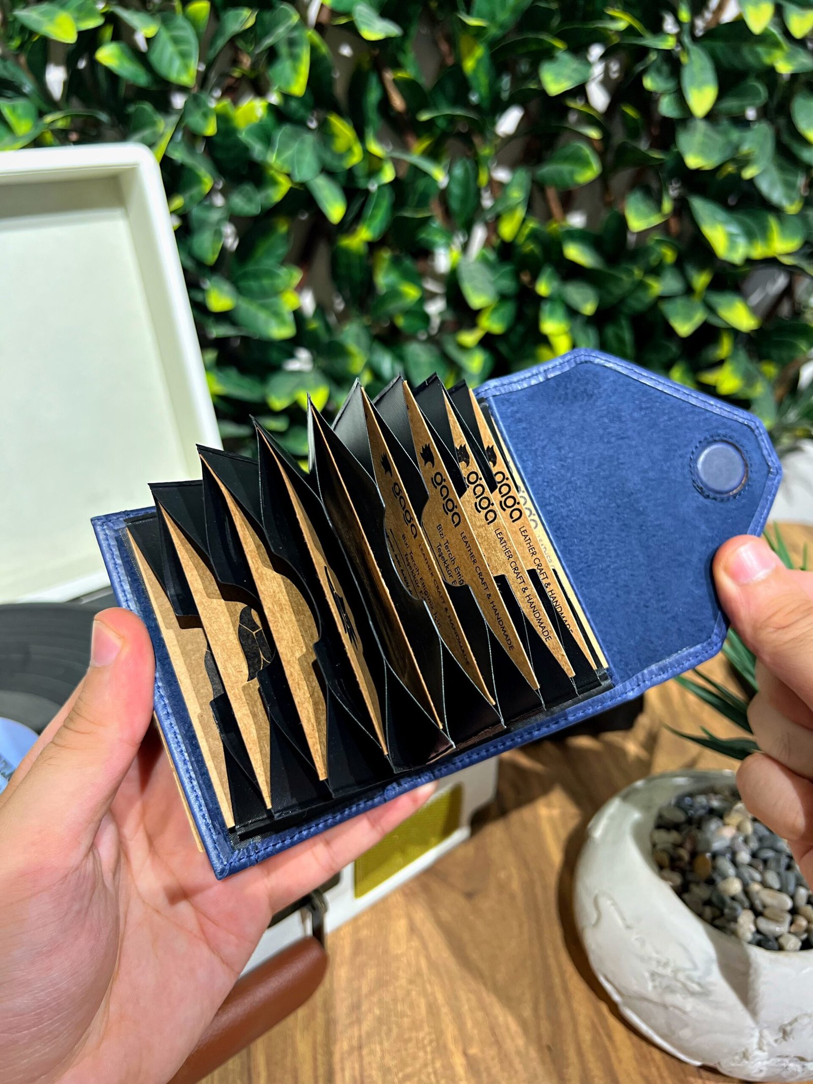 Created with RNI Films app. Profile 'None' Akordiyon Kartlık Hakiki Deri Mavi 1063