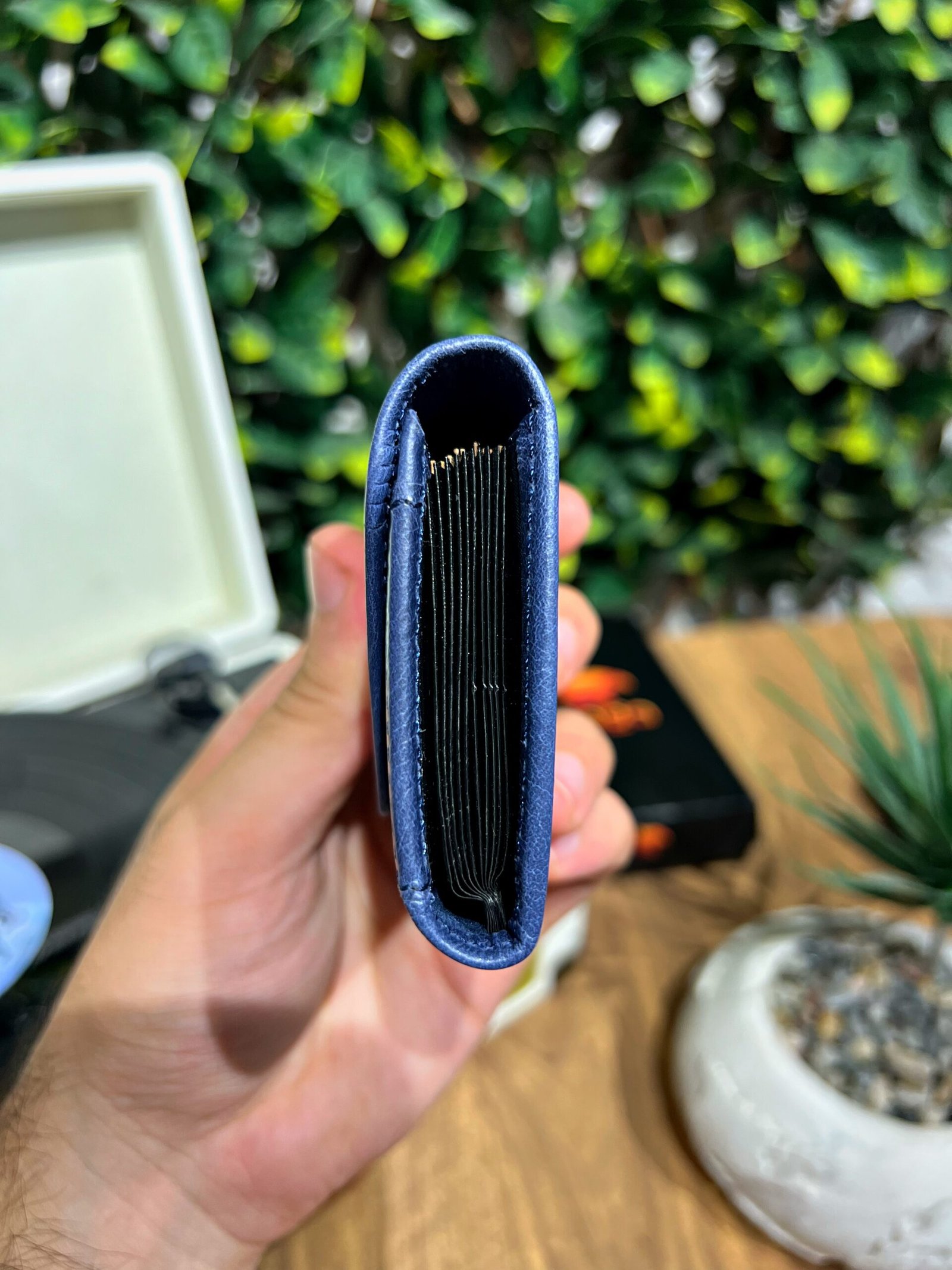 Created with RNI Films app. Profile 'None' Akordiyon Kartlık Hakiki Deri Mavi 1063