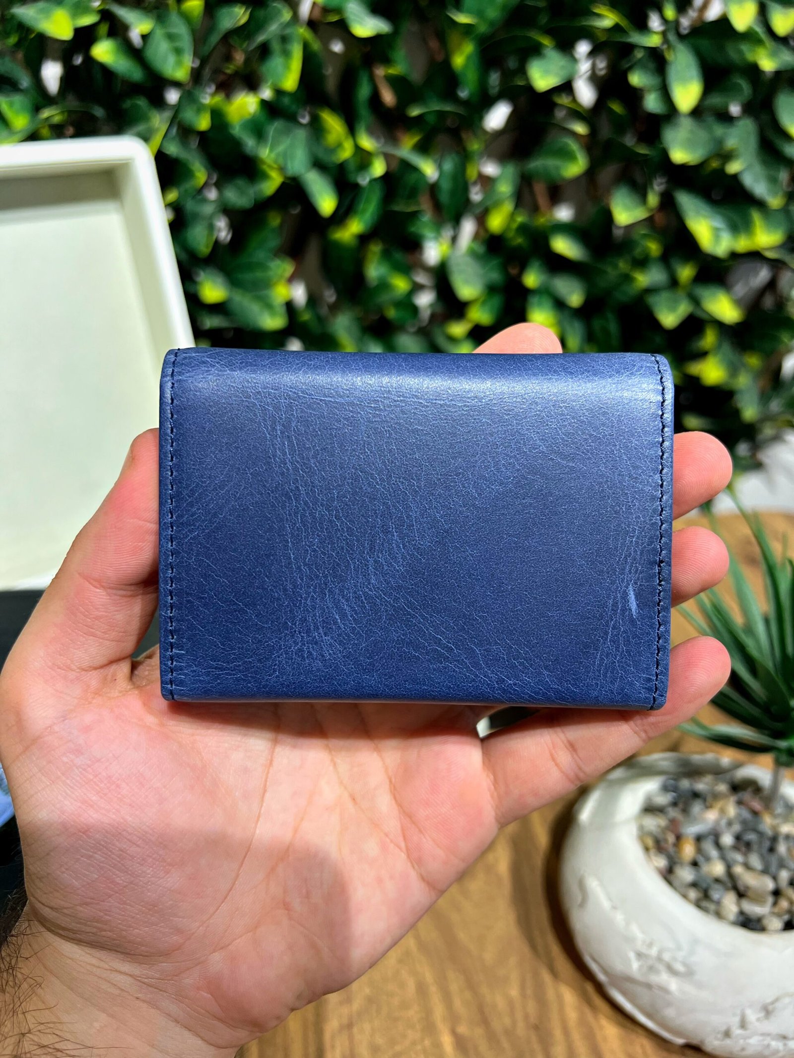 Created with RNI Films app. Profile 'None' Akordiyon Kartlık Hakiki Deri Mavi 1063