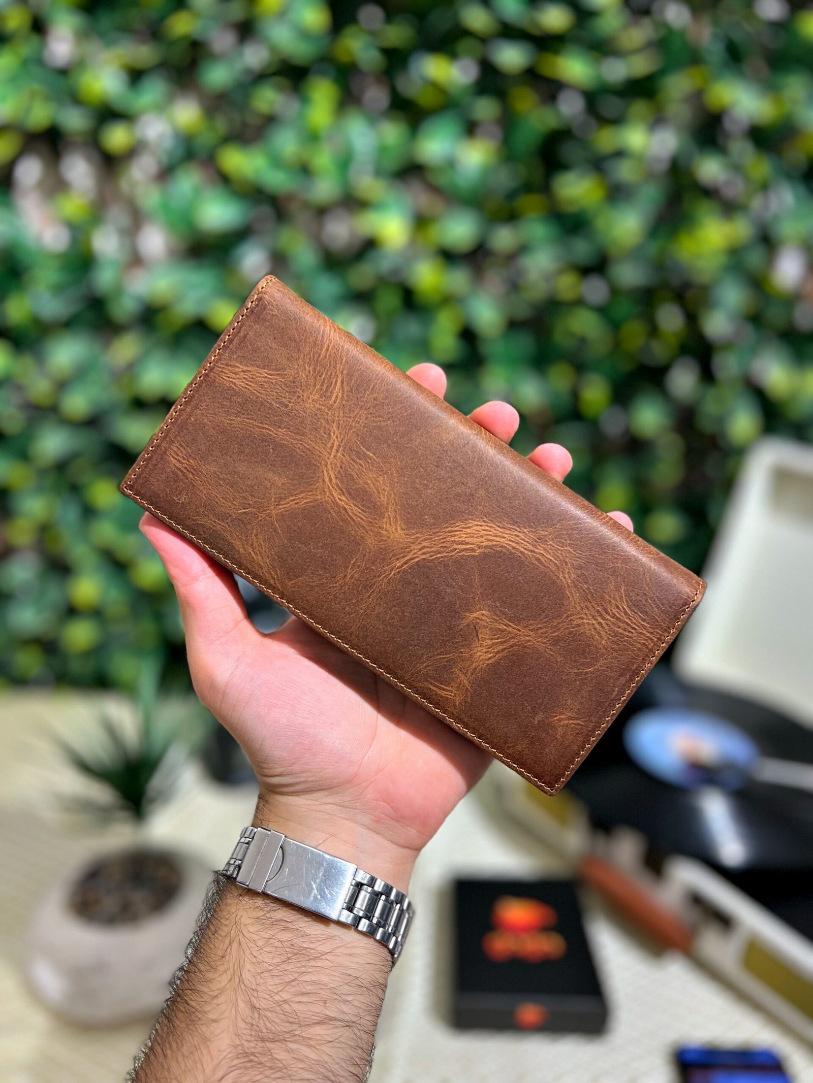 Created with RNI Films app. Profile ‘None’ Telefon Bölmeli Mıknatıslı Cüzdan Ve Kartlık Eskitme Deri Fındık 1047