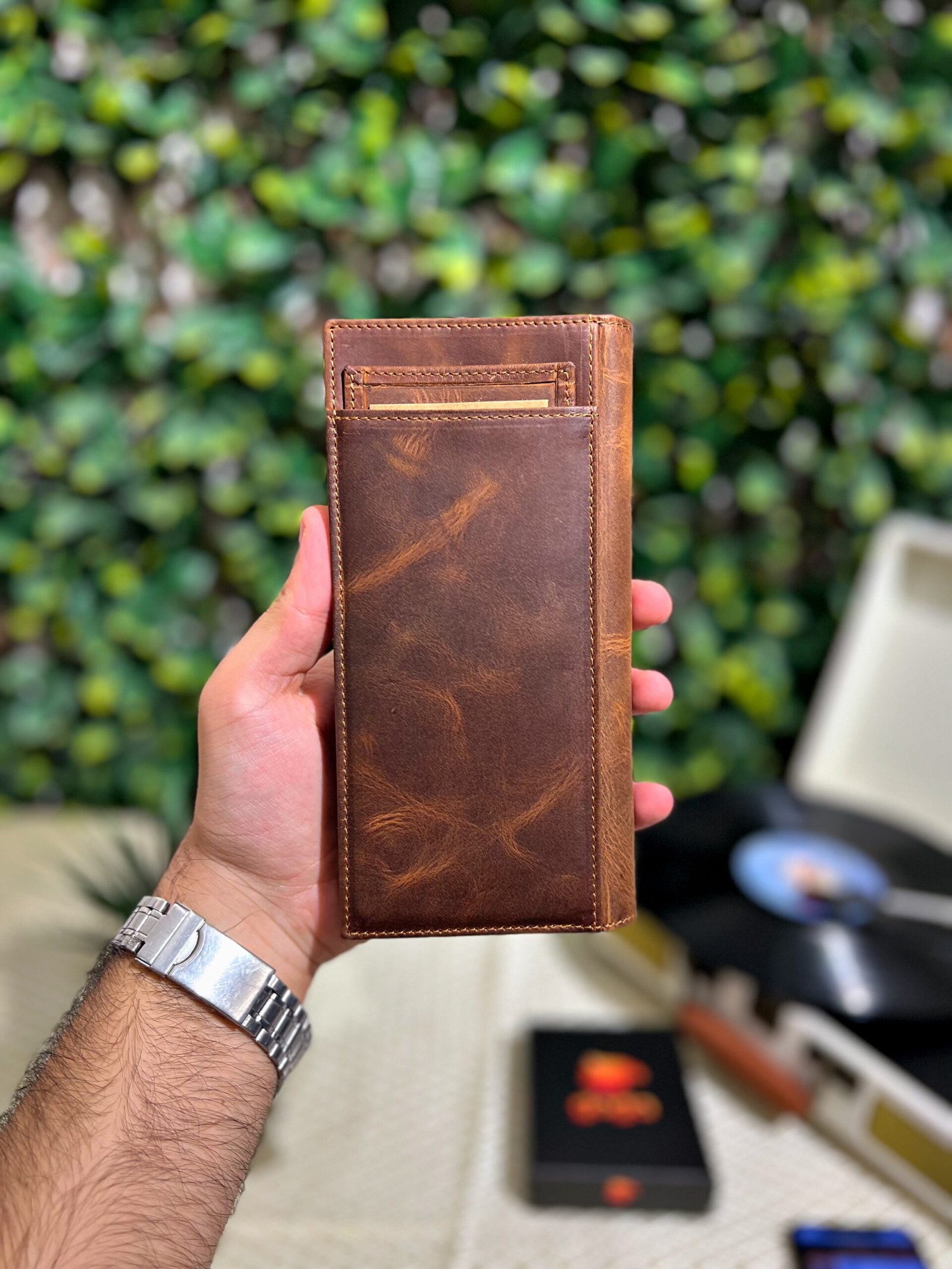 Created with RNI Films app. Profile ‘None’ Telefon Bölmeli Mıknatıslı Cüzdan Ve Kartlık Eskitme Deri Fındık 1047