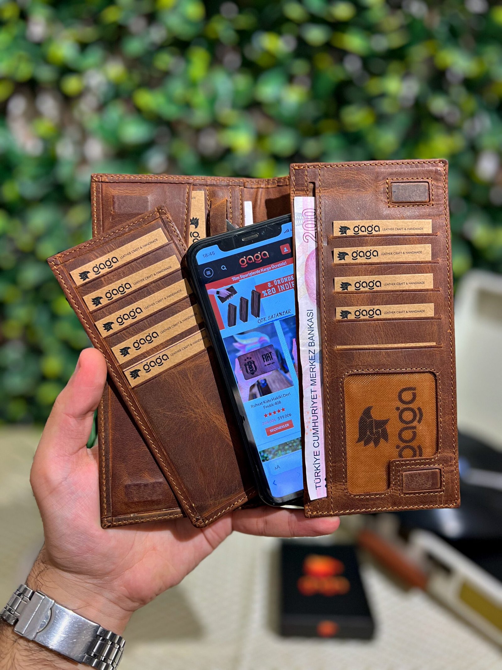 Created with RNI Films app. Profile ‘None’ Telefon Bölmeli Mıknatıslı Cüzdan Ve Kartlık Eskitme Deri Fındık 1047