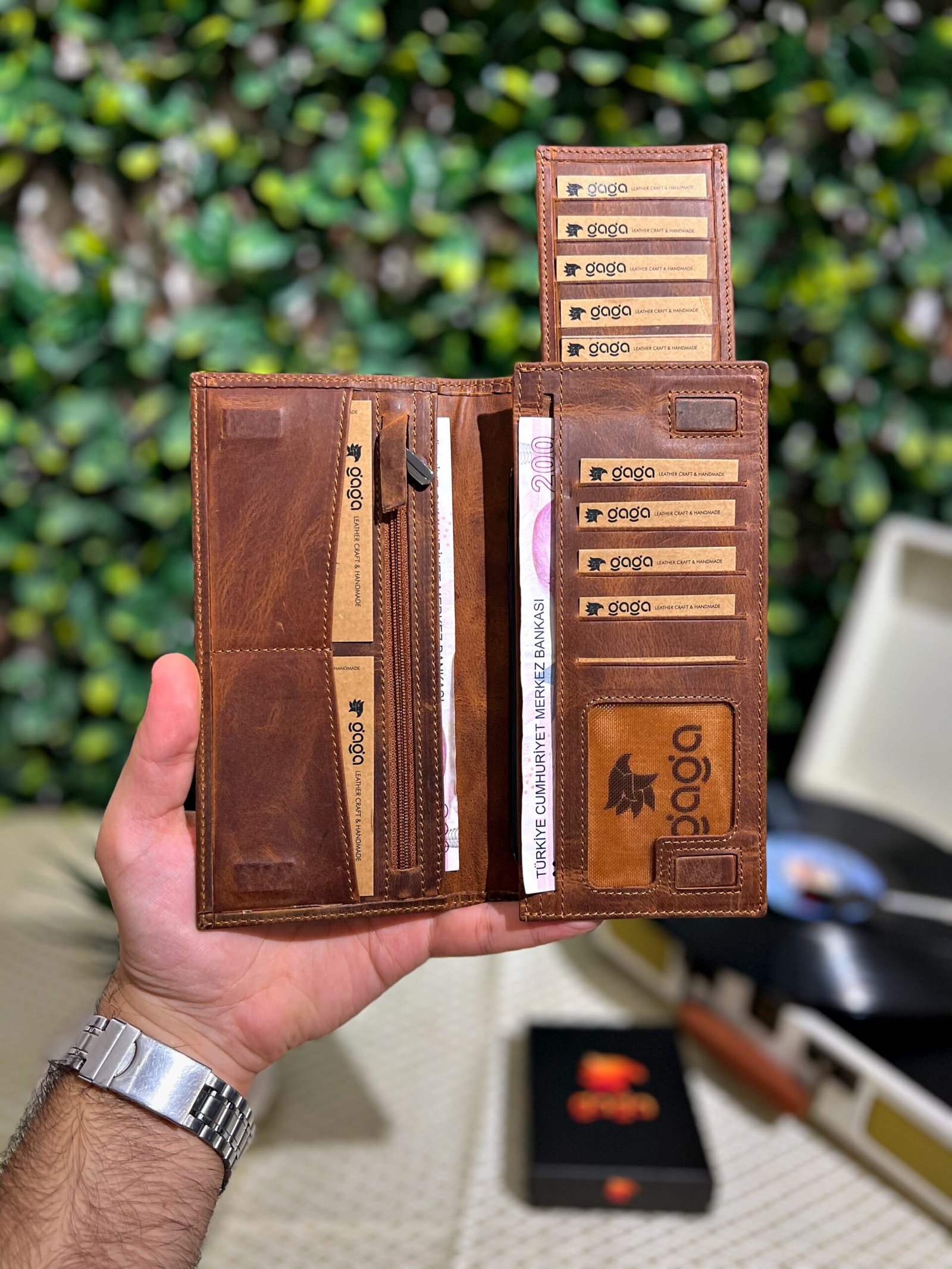 Created with RNI Films app. Profile ‘None’ Telefon Bölmeli Mıknatıslı Cüzdan Ve Kartlık Eskitme Deri Fındık 1047