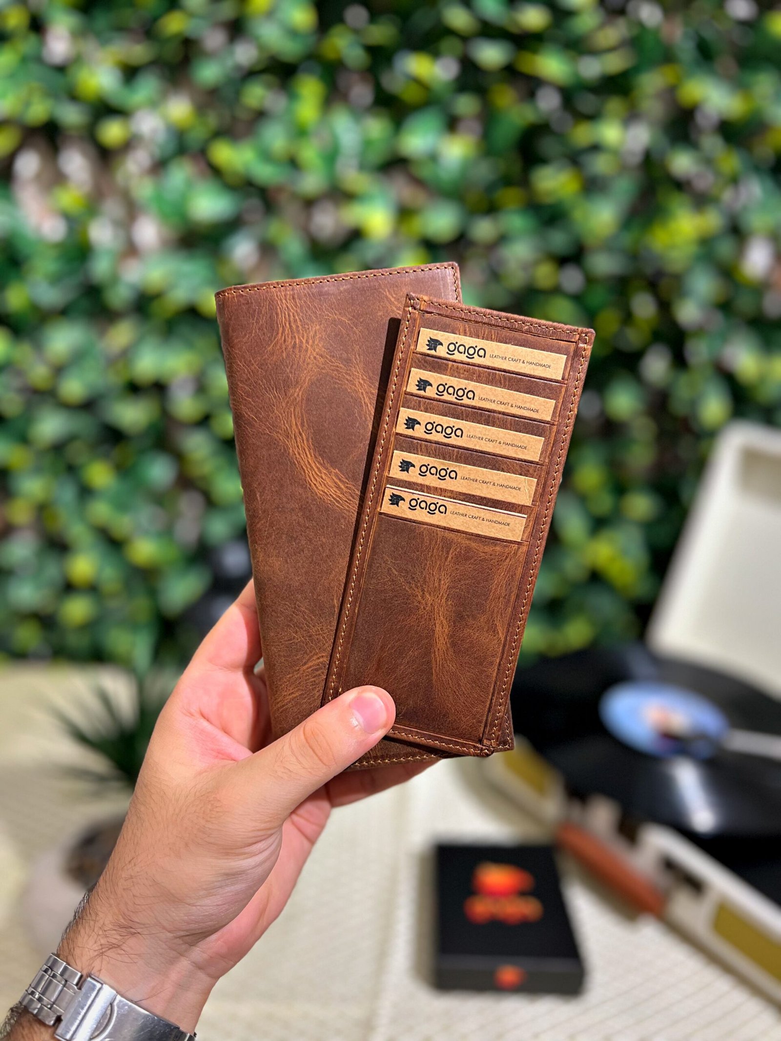 Created with RNI Films app. Profile ‘None’ Telefon Bölmeli Mıknatıslı Cüzdan Ve Kartlık Eskitme Deri Fındık 1047