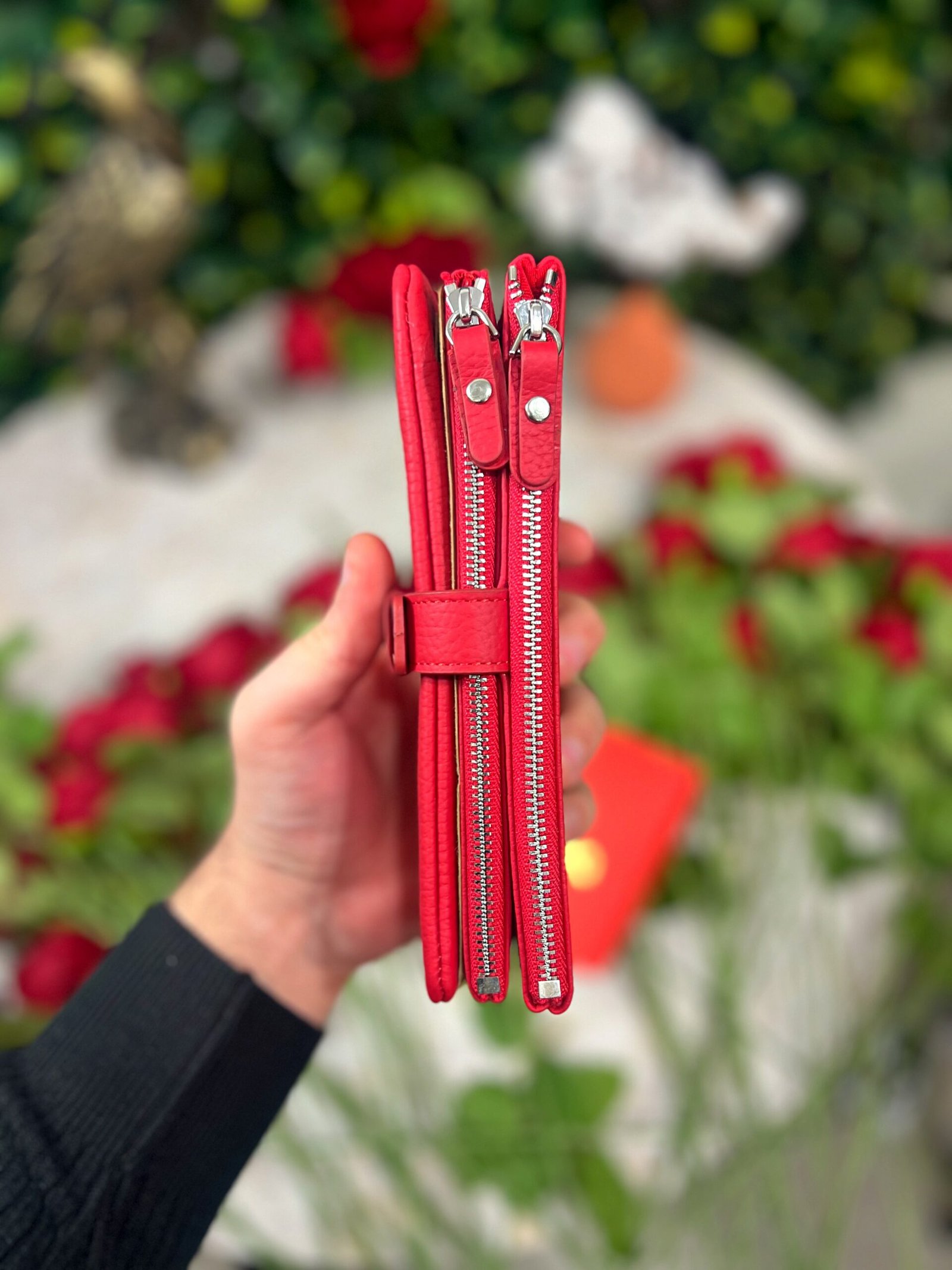 Created with RNI Films app. Profile 'None' Fermuarlı & Mıknatıslı Kadın Cüzdan Kırmızı 1088